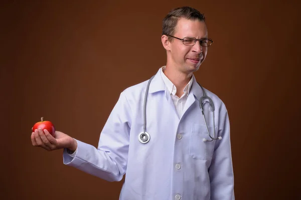 Studio photo de l'homme médecin sur fond brun — Photo