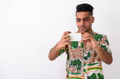 Mladý indický turistické muž v havajské košili proti bílá ba