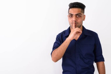 Genç Hintli işadamının beyaz arka plandaki stüdyo görüntüleri