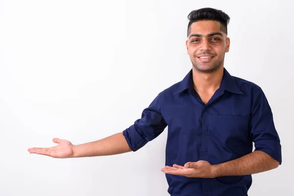 Estúdio tiro de jovem empresário indiano contra fundo branco — Fotografia de Stock