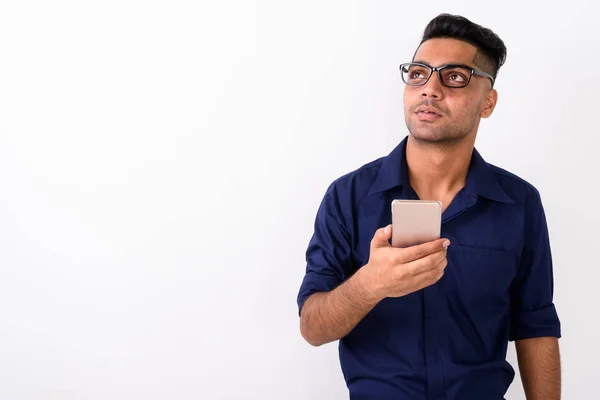 Jeune homme d'affaires indien utilisant un téléphone portable contre backgr blanc — Photo