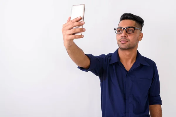 Jeune homme d'affaires indien utilisant un téléphone portable contre backgr blanc — Photo