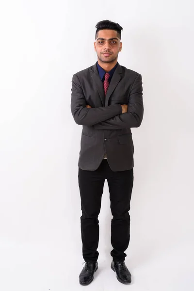 Jovem empresário indiano vestindo terno contra fundo branco — Fotografia de Stock