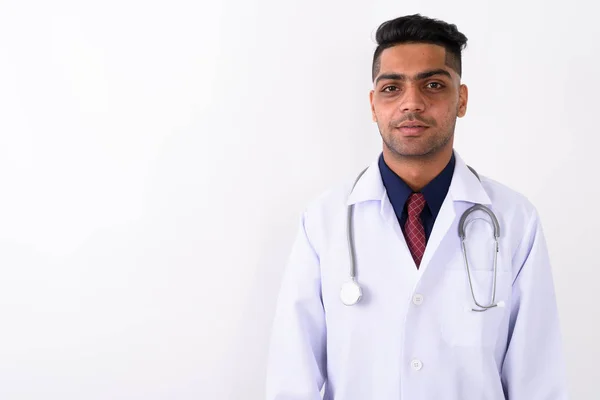 Jeune homme indien médecin sur fond blanc — Photo