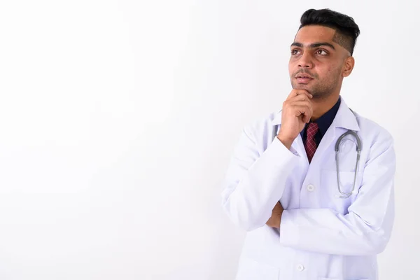 Молодой индийский врач на белом фоне — стоковое фото