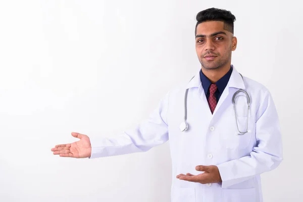 Junger indischer Arzt vor weißem Hintergrund — Stockfoto