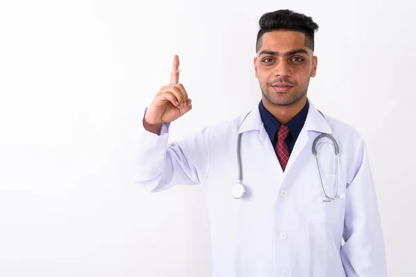 Jovem indiano homem médico contra fundo branco — Fotografia de Stock