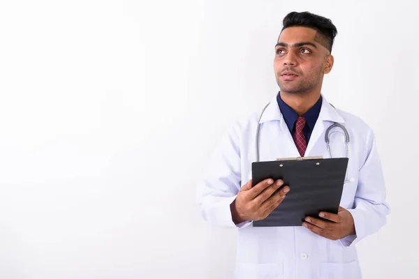 Jeune homme indien médecin sur fond blanc — Photo