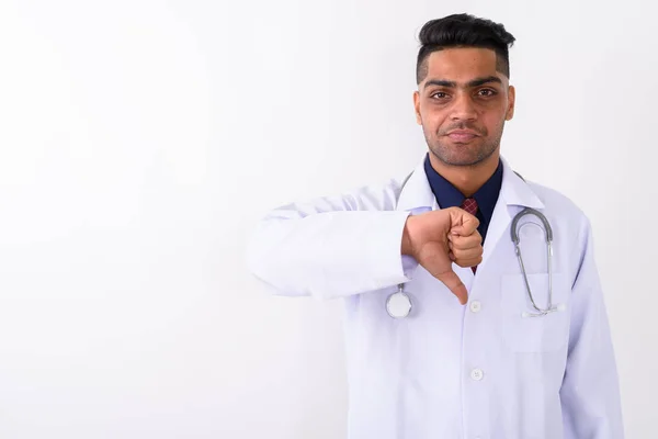 Joven médico indio contra fondo blanco — Foto de Stock