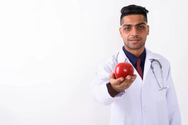 Joven médico indio contra fondo blanco — Foto de Stock