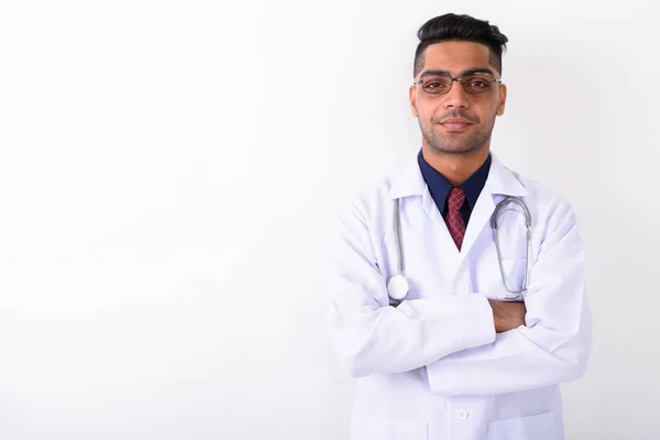 Junger indischer Arzt mit Brille vor weißem Hintergrund — Stockfoto