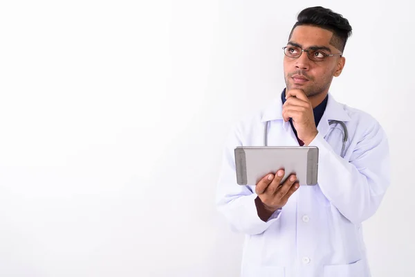 Fiatal indiai férfi orvos visel szemüveget, ellen, fehér backgro — Stock Fotó