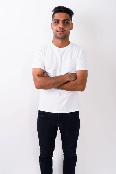 Junger indischer Mann trägt weißes Hemd vor weißem Hintergrund — Stockfoto
