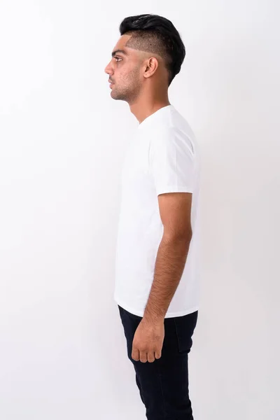 Mladý indický muž na sobě bílou košili, bílé pozadí — Stock fotografie