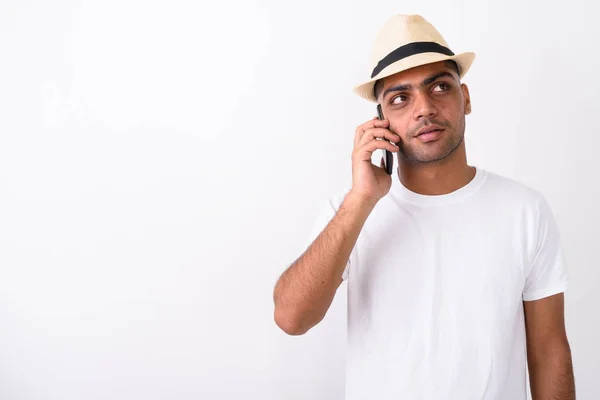 Giovane indiano turista uomo indossare cappello contro sfondo bianco — Foto Stock