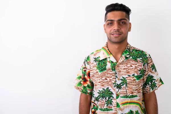 Giovane turista indiano indossa camicia hawaiana contro ba bianco — Foto Stock