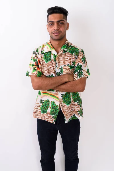 白 ba に対してハワイアン シャツを着た若いインド観光客男 — ストック写真