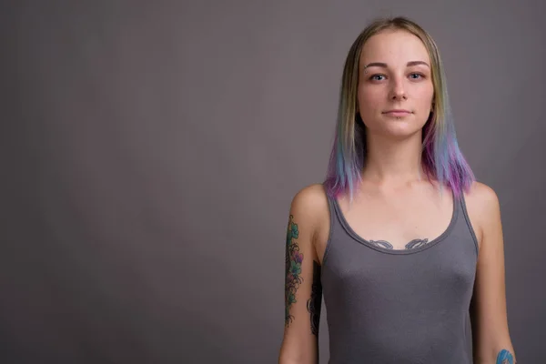 Jovem bela mulher rebelde com cabelo multicolorido contra — Fotografia de Stock