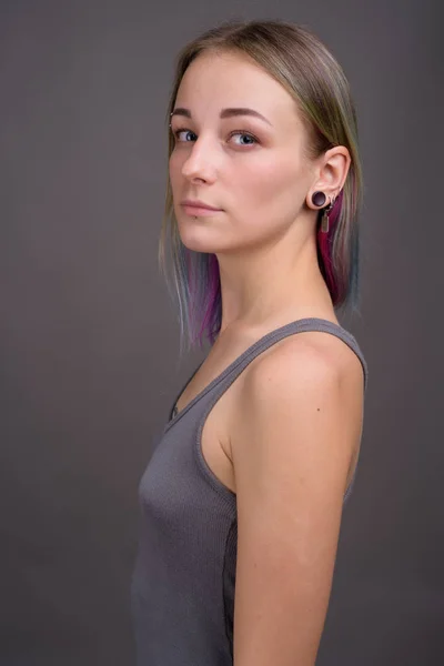 Jovem bela mulher rebelde com cabelo multicolorido contra — Fotografia de Stock