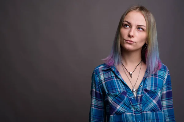 Junge schöne rebellische Frau mit bunten Haaren gegen — Stockfoto