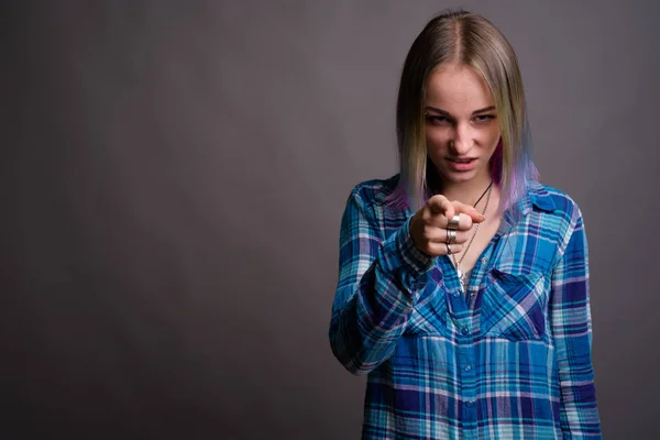 Jeune belle femme rebelle aux cheveux multicolores contre — Photo