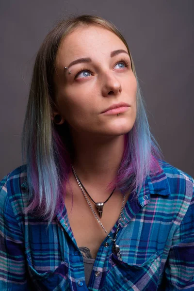 Jovem bela mulher rebelde com cabelo multicolorido contra — Fotografia de Stock