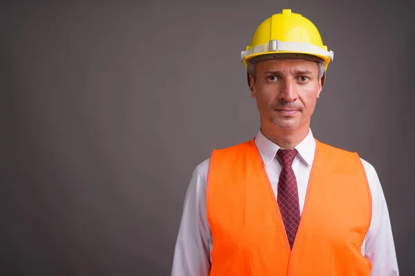 Retrato del trabajador de la construcción del hombre sobre fondo gris — Foto de Stock