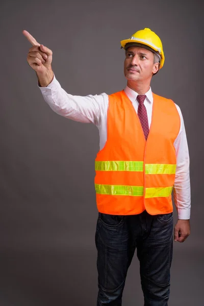 회색 배경 남자 건설 노동자의 초상화 — 스톡 사진