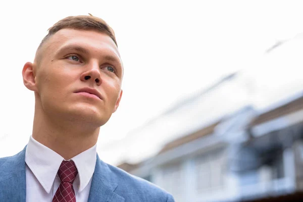 Retrato de un joven empresario en la calle al aire libre — Foto de Stock