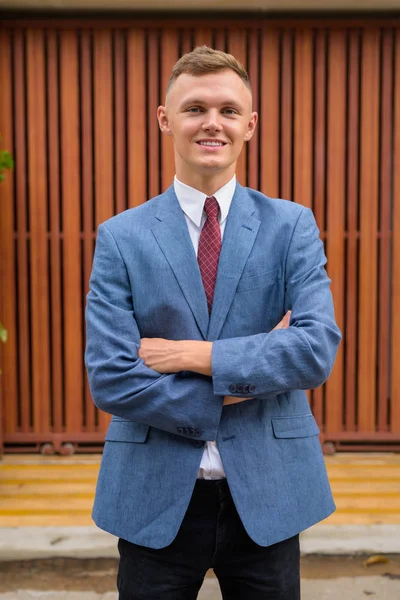 Retrato de un joven empresario en la calle al aire libre — Foto de Stock