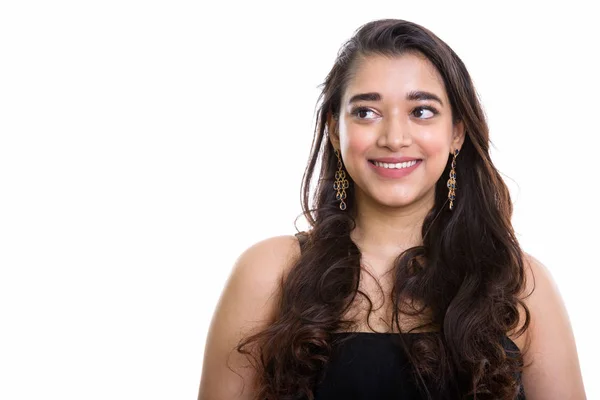 Estudio de la joven mujer india feliz sonriendo mientras pensaba — Foto de Stock