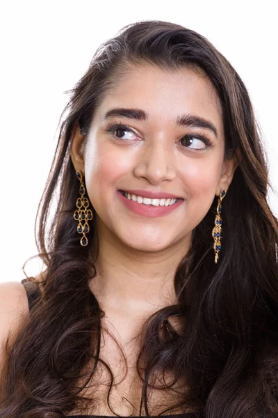 Genç Mutlu Kızılderili Kadın Beyaz Arka Planı Izole Düşünürken Gülümseyen — Stok fotoğraf