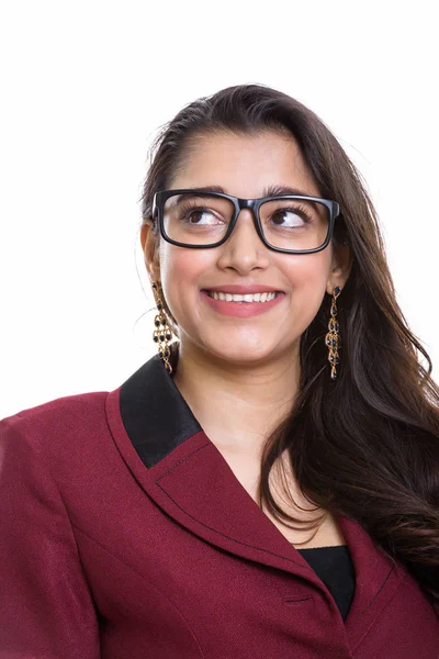 Joven mujer de negocios india feliz sonriendo mientras piensa y mira —  Fotos de Stock