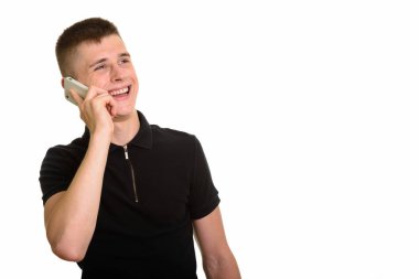 Gülümseyen ve cep telefonunuza konuşan genç mutlu beyaz adam wh telefon