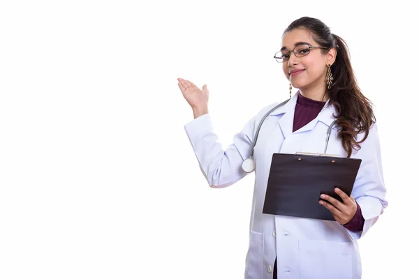 Joven hermosa mujer india médico sosteniendo portapapeles mientras muestran — Foto de Stock