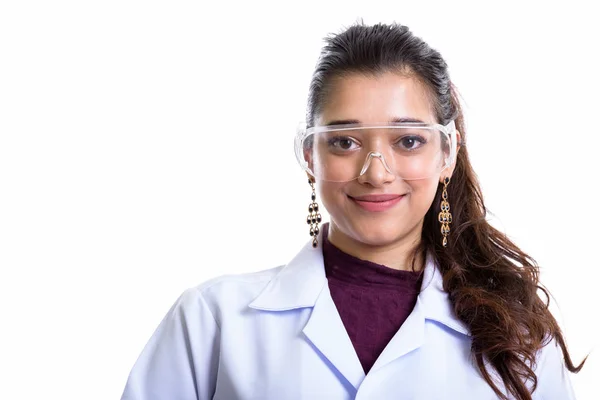 Молодая красивая индийская женщина врач в защитных очках — стоковое фото