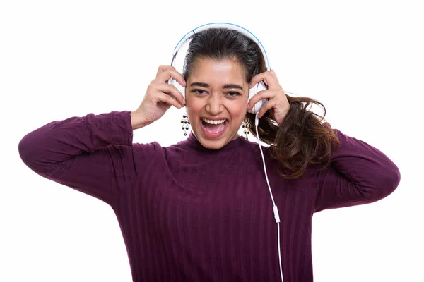 Fiatal boldog indiai nő mosolyogva, és kiabálva hallgatása közben — Stock Fotó