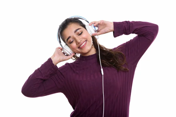 Fiatal boldog indiai nő mosolyogva hallgatta a zenét az e — Stock Fotó