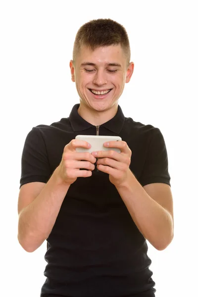 年轻快乐的白人男人笑着用手机 — 图库照片