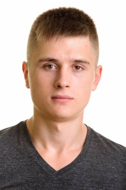T-shirt giyen genç beyaz adamın yüzünü