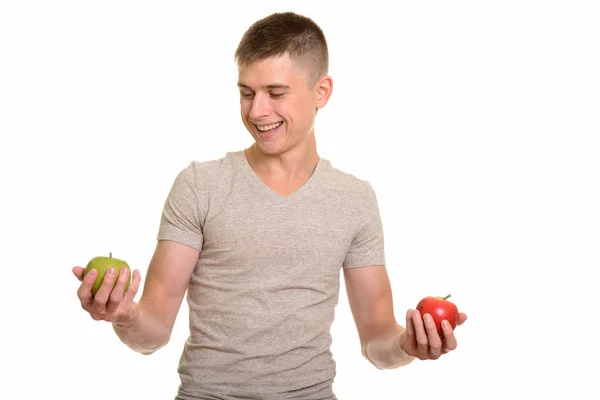 Joven Hombre Caucásico Feliz Sonriendo Mientras Elige Entre Manzana Roja — Foto de Stock
