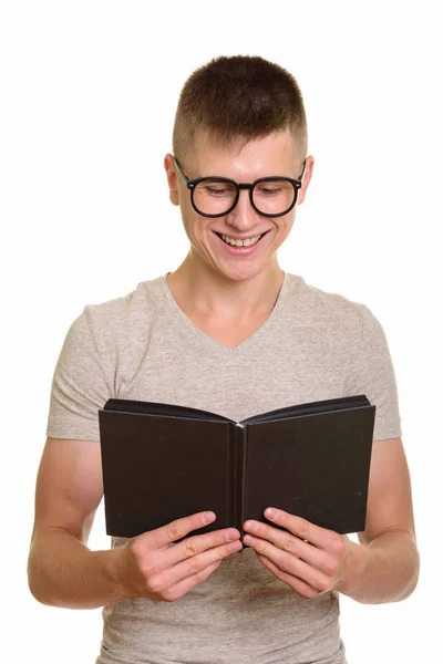 Junger glücklicher Mann aus dem Kaukasus lächelt und liest Buch — Stockfoto