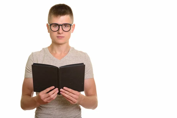 Giovane nerd caucasico studente uomo holding libro — Foto Stock