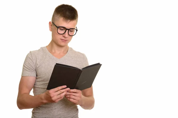 Junger kaukasischer Nerd Student Mann liest Buch — Stockfoto