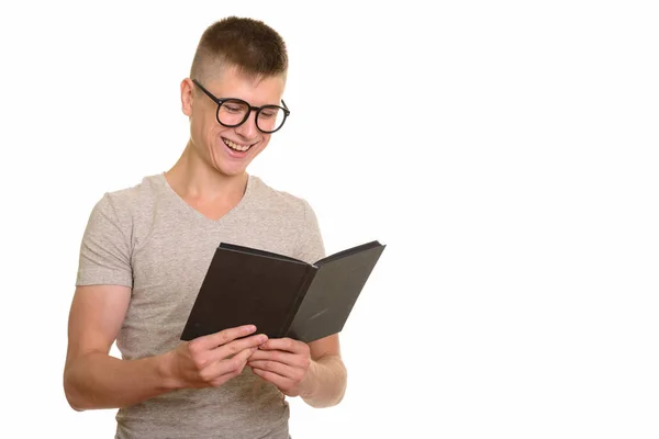 Giovane felice uomo caucasico sorridente e lettura del libro — Foto Stock