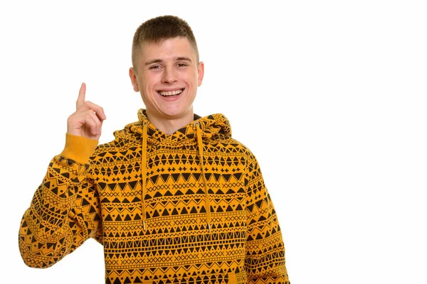 Joven feliz hombre caucásico sonriendo y señalando con el dedo hacia arriba —  Fotos de Stock