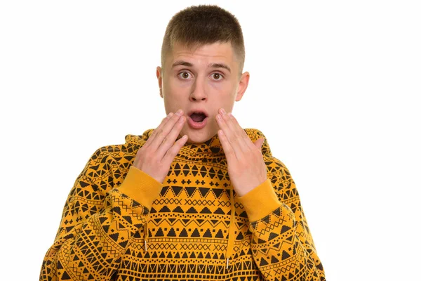 Unga kaukasiska man ser förvånade och chockade — Stockfoto