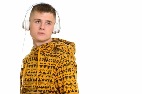 Mladý běloch poslouchající hudbu, zatímco přemýšlí — Stock fotografie
