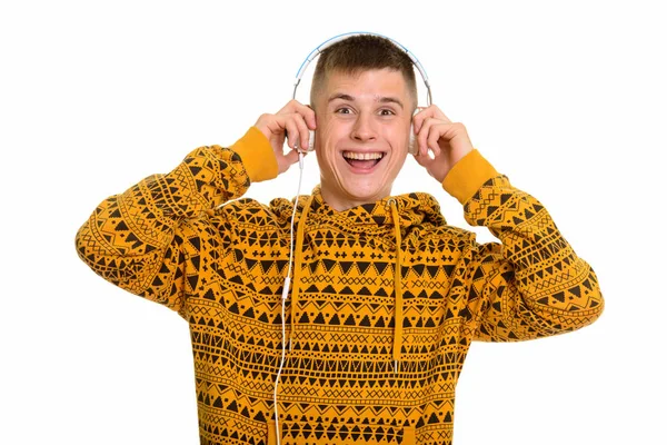 年轻快乐的白人男人一边听音乐一边笑 — 图库照片