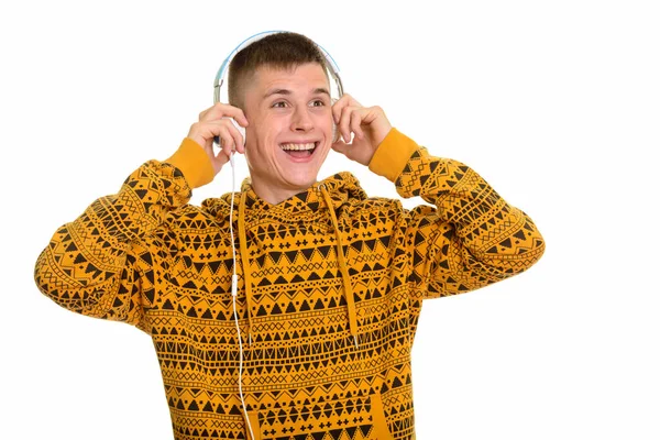 Boldog kaukázusi fiatalember mosolygott, és hallgat zenét, miközben a t — Stock Fotó